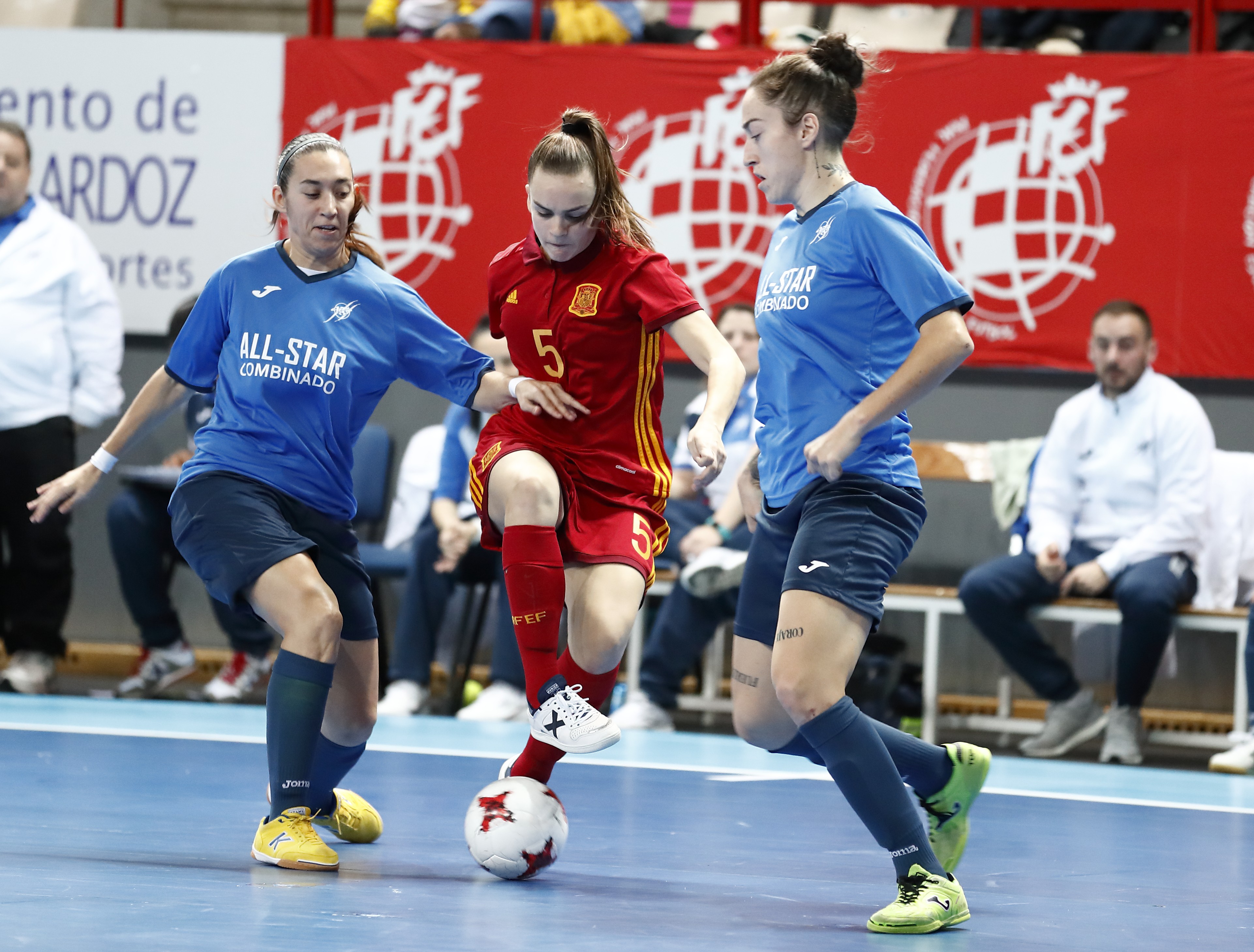 España vence por 3-0 a un muy serio All Stars