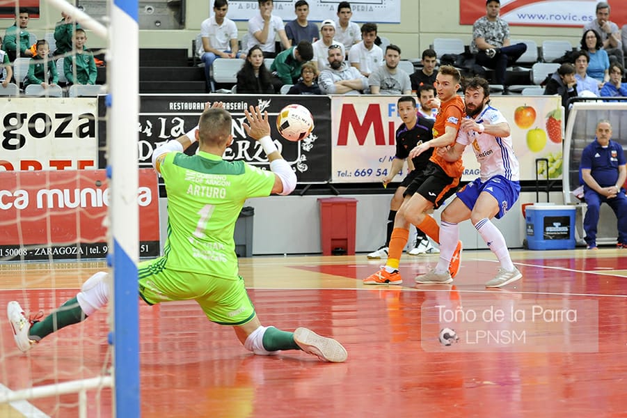 Victoria para homenajear a Arturo (5-4)