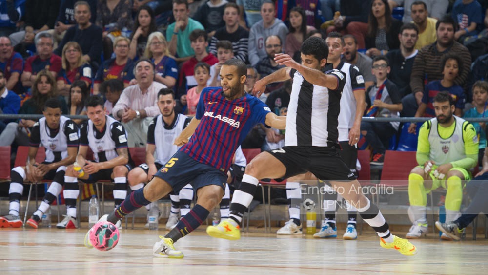 Osasuna y Barça salvan el match ball