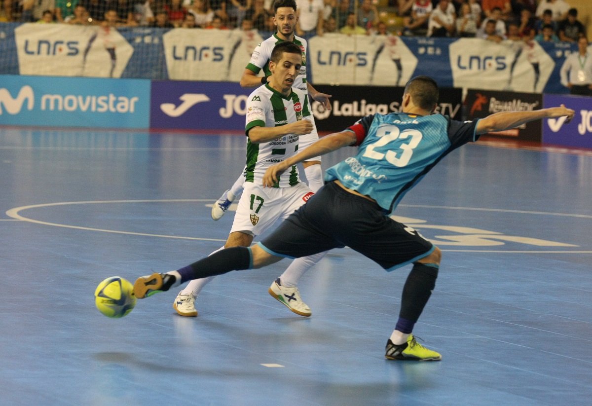 El Inter remonta, sufre y vence en Córdoba