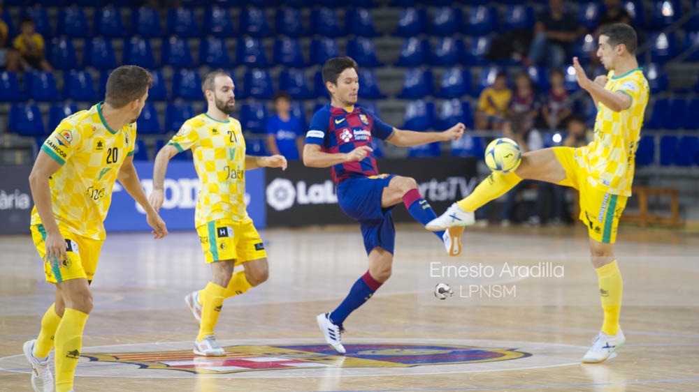 El Barça gana y mantiene el liderato