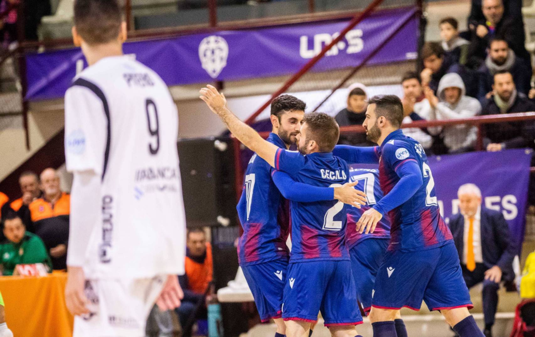 El Levante se asienta en playoff con solvencia (6-1)