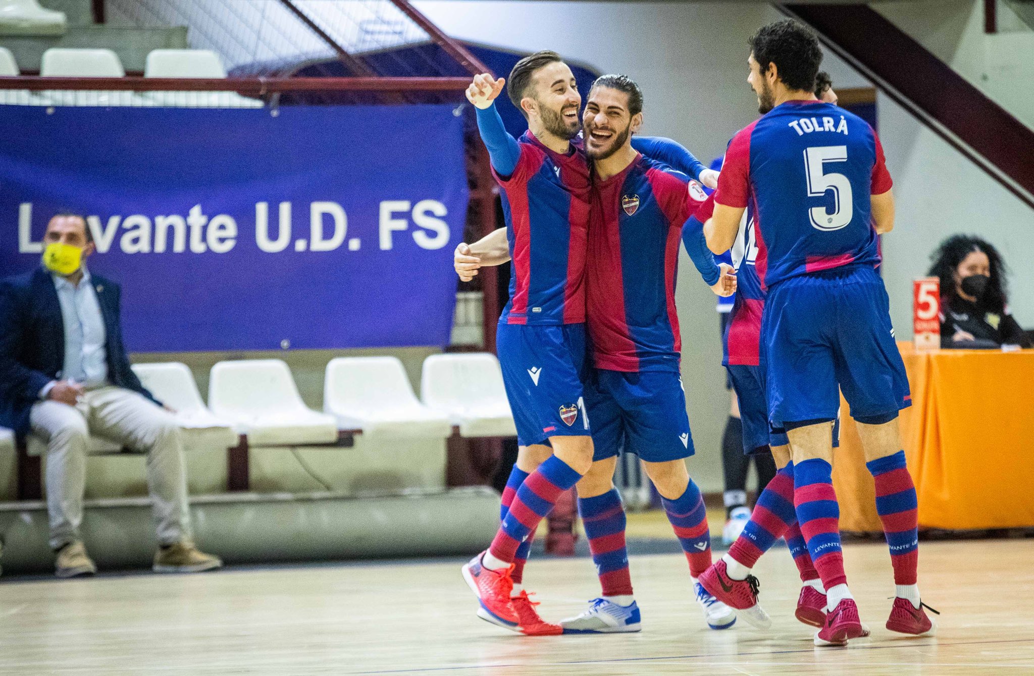 El Levante regresa al liderato (5-3)