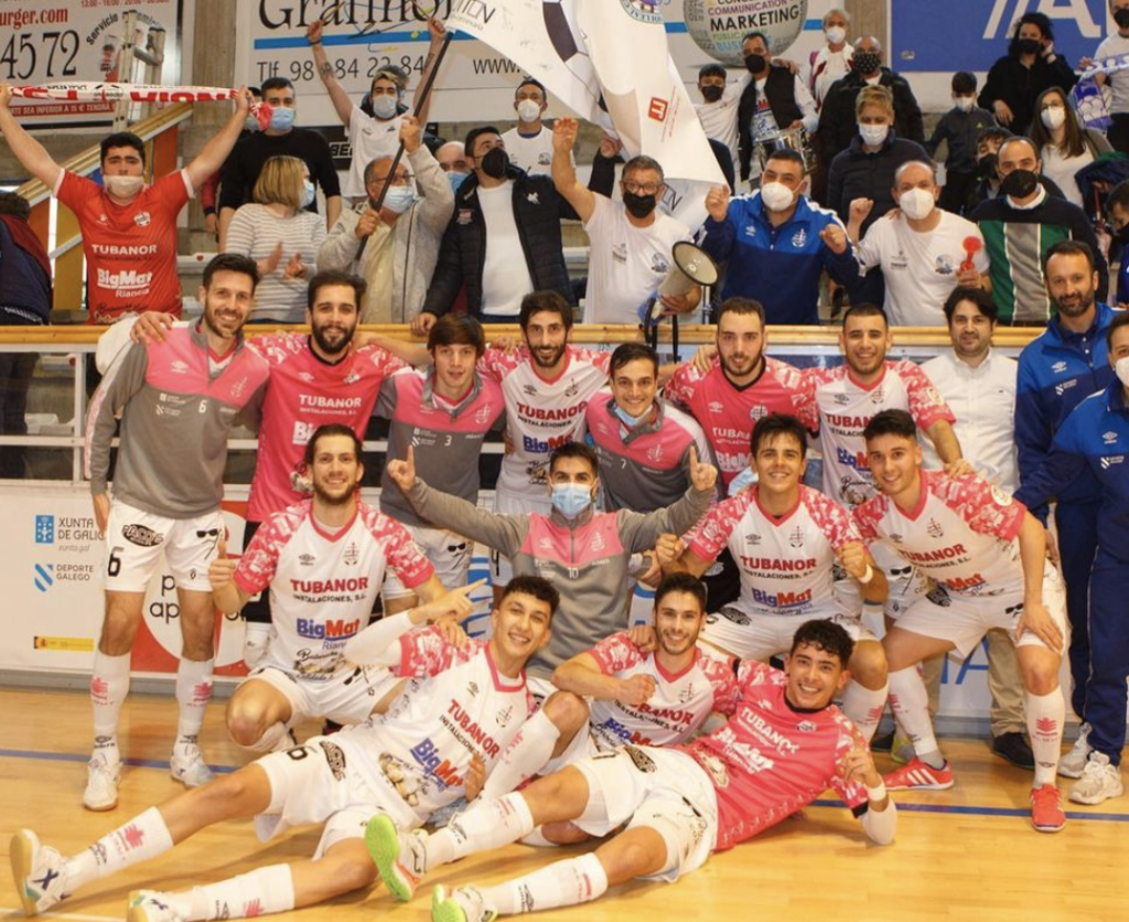 El equipo de Noia Portus Apostoli celebra con la afición el pase a los Playoffs. (Foto: Noia Portus Apostoli)