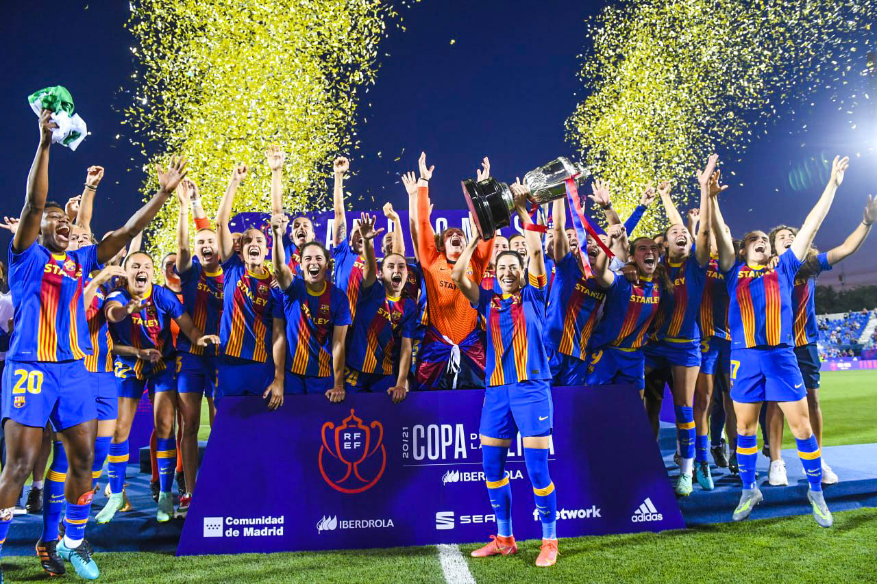 Vicky Losada alzando la Copa de la Reina y logrando el triplete | @FCBFemeni