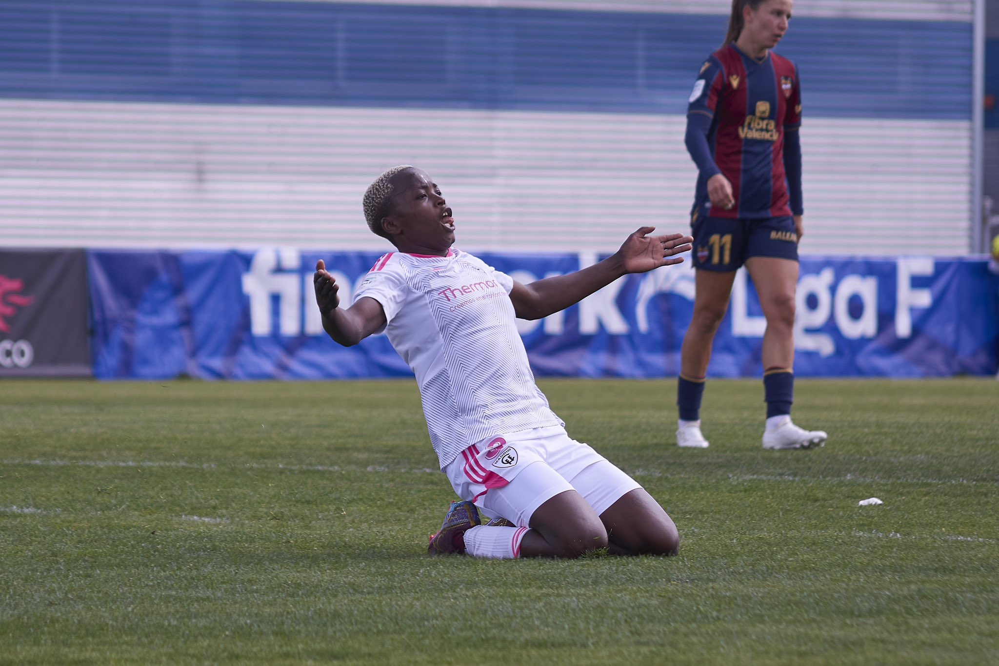 Racheal, golazo y victoria ante el Levante | @MadridCFF