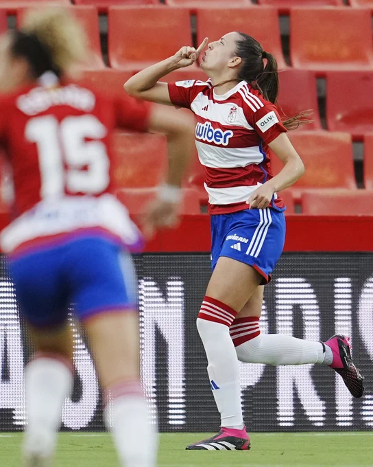 Andrea Gómez celebrando el primer gol del Granada en la Liga F | @Granada_Fem