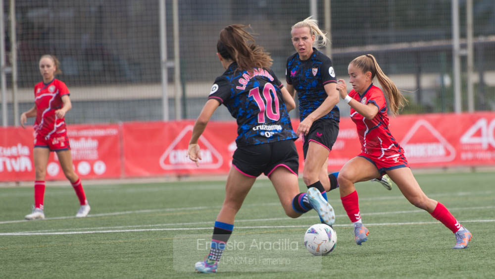 Elena Julve conduce el balón ante Inma Gabarro | Ernesto Aradilla