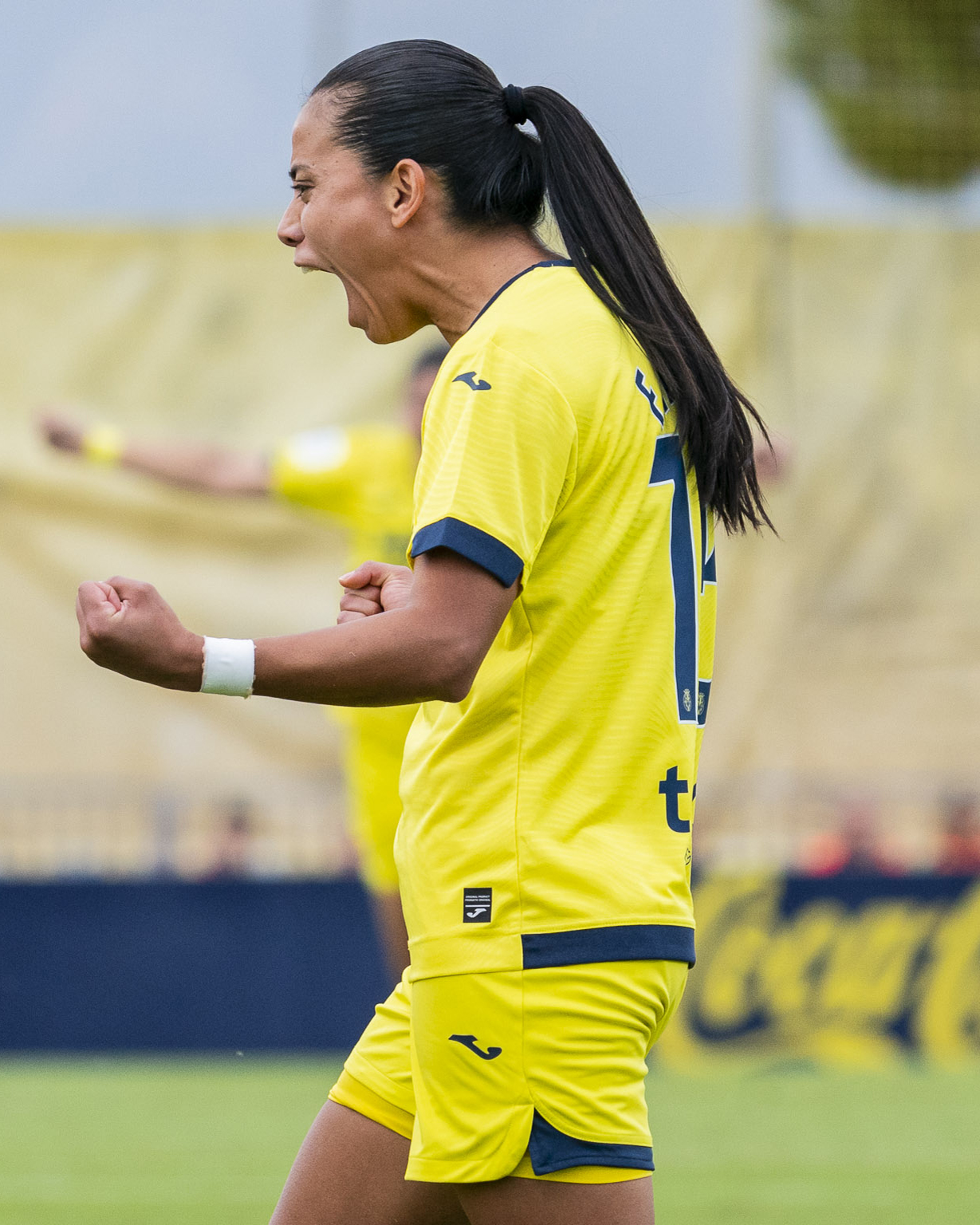 Pancha Lara celebra su gran gol ante el Athletic Club | @CVFFemenino