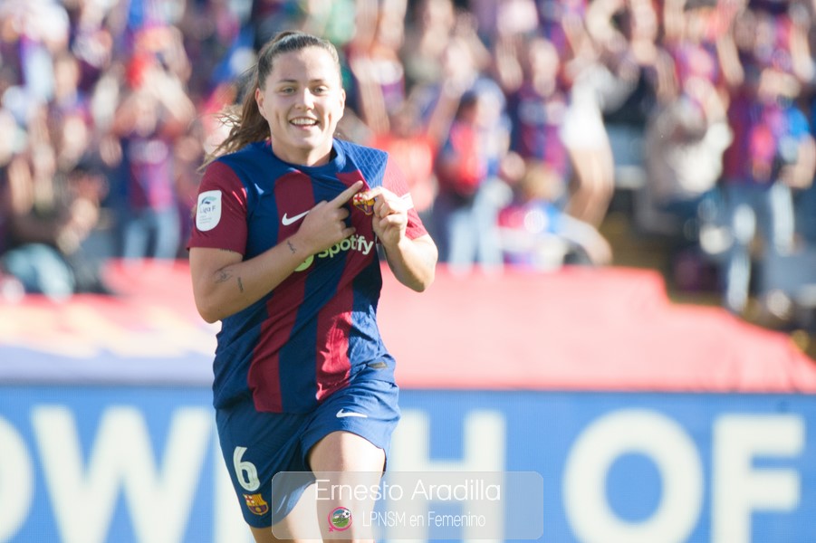 Claudia Pina señala el escudo tras lograr el cuarto gol | Ernesto Aradilla