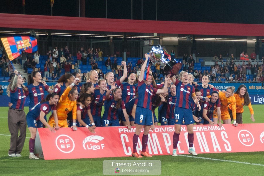 El Barça celebrando el título liguero ante la afición | Ernesto Aradilla