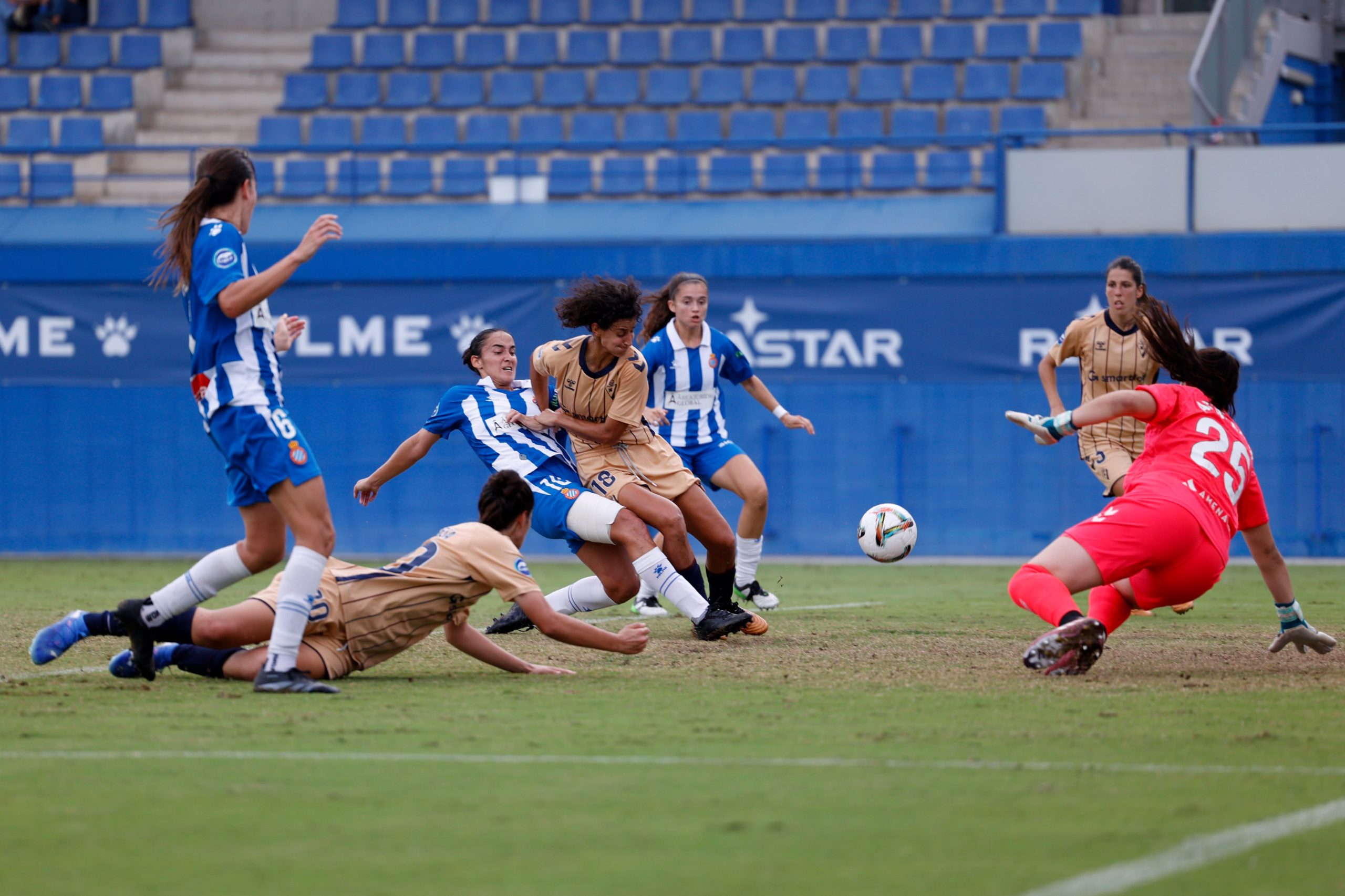 Chamorro, en el momento de marcar el segundo gol ante el Eibar | @RCDEFemeni