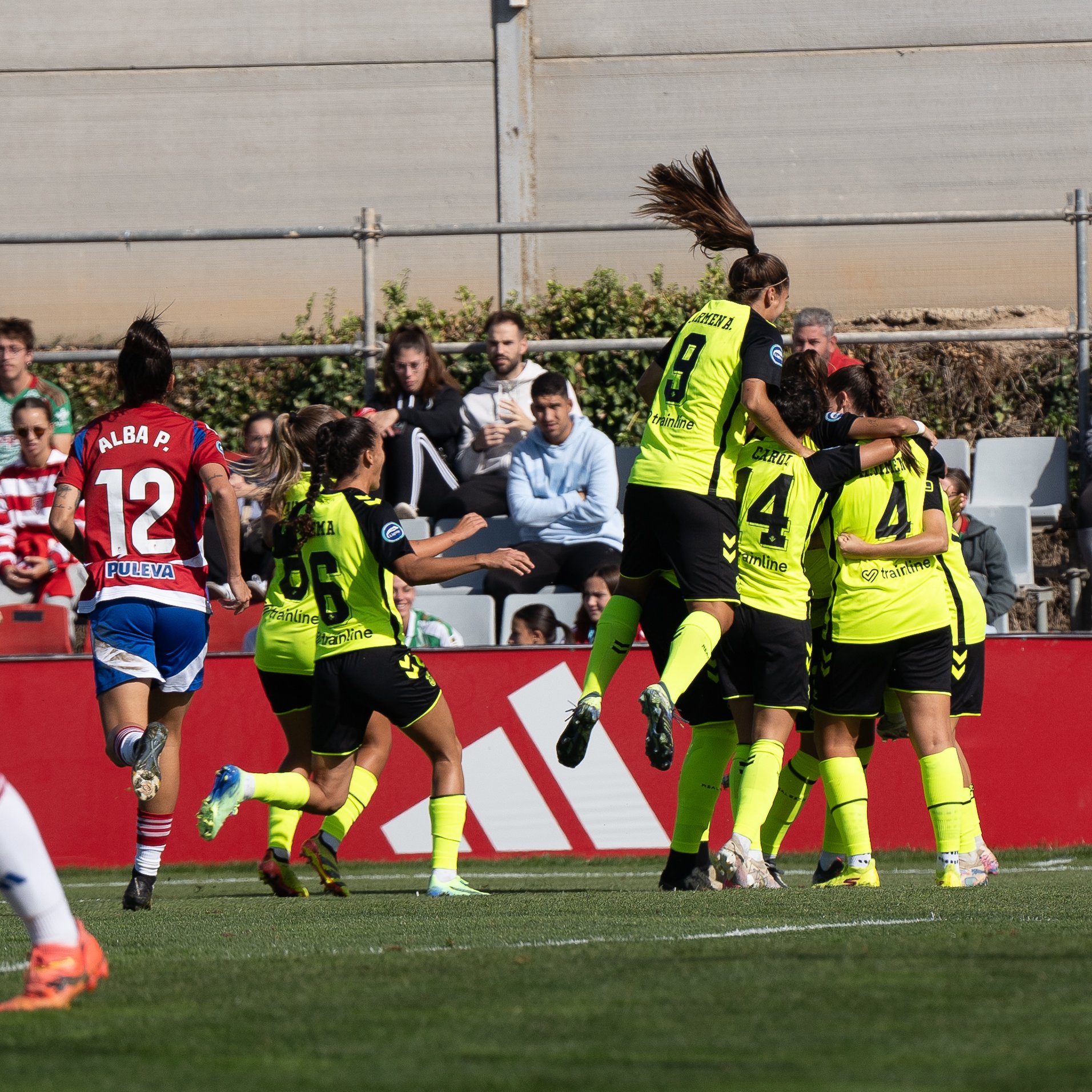 Alegría del Betis tras lograr su primera victoria en esta Liga | @RealBetisFem