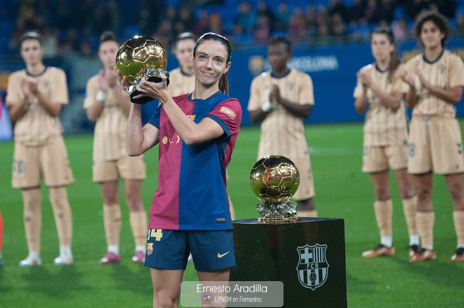 Aitana Bonmatí ofreciendo su segundo Balón de Oro antes del inicio del partido | Ernesto Aradilla