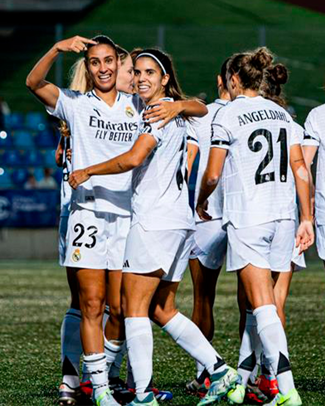 Alba Redondo felicitada por sus compañeras tras uno de sus goles | @Realmadridfem