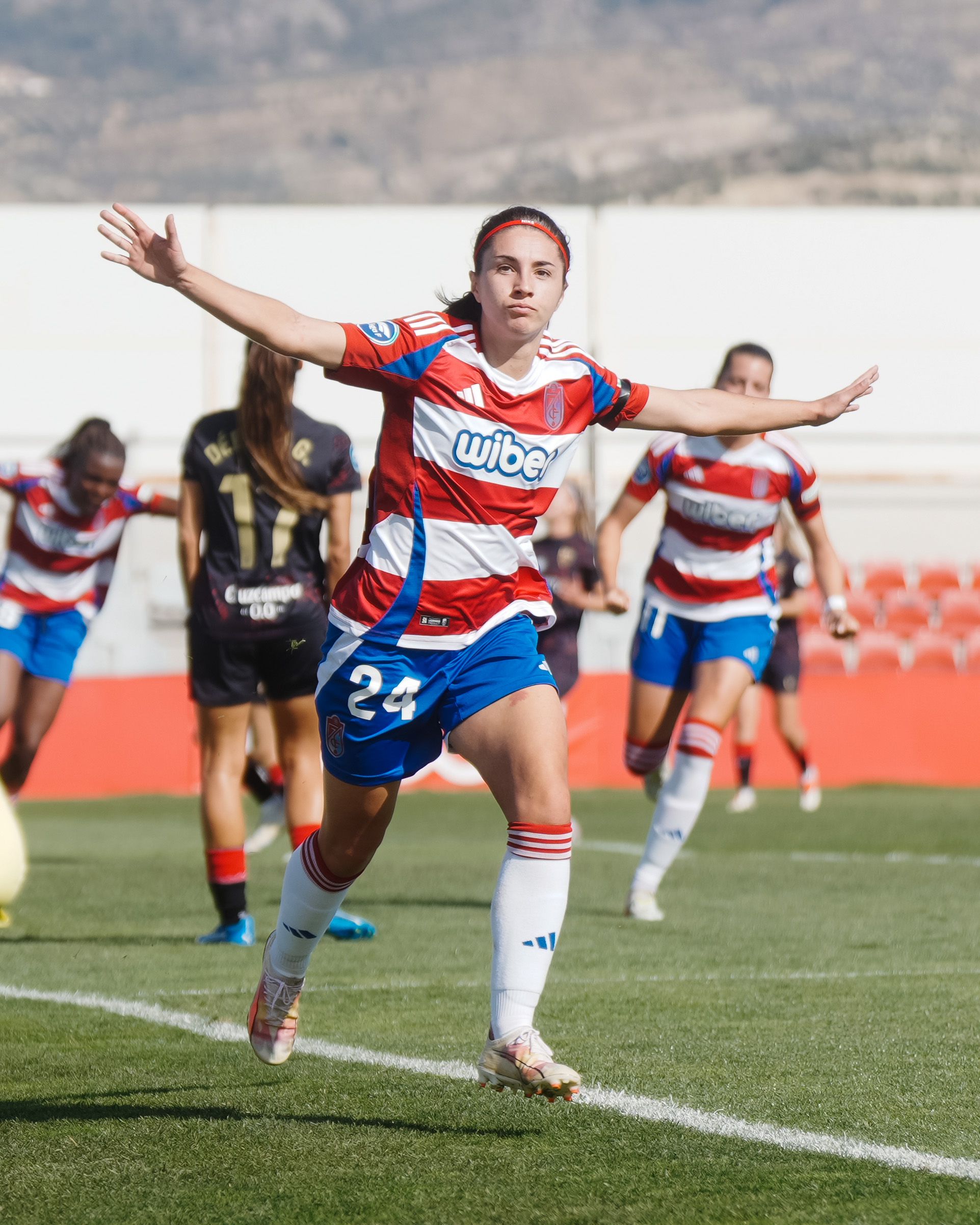 Alexia marcó un golazo para abrir el marcador en el derbi ante el Sevilla | @GranadaCF_Fem