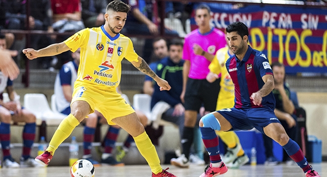 Levante y Peñíscola empatan en un tenso derbi valenciano