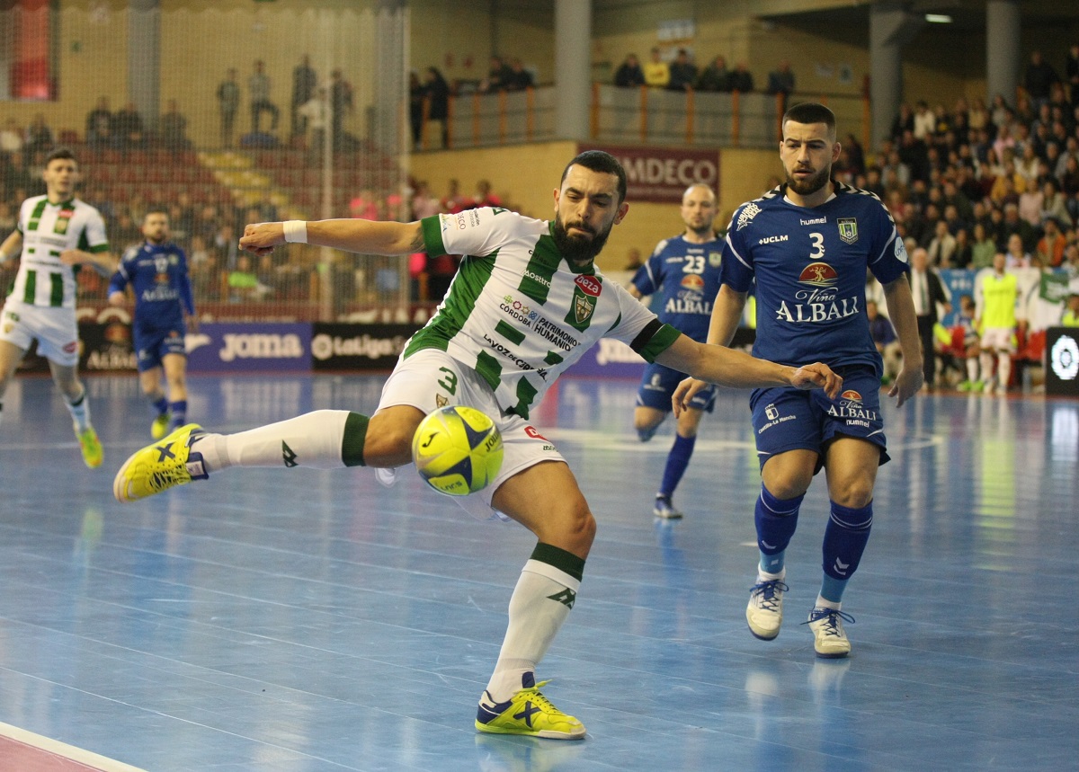El Valdepeñas sobrevive y vence en Córdoba (2-3)