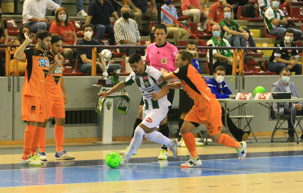 Burela remonta al Córdoba para dormir en lo alto