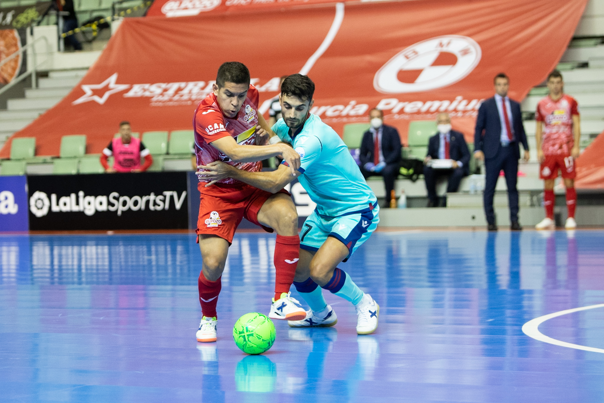El Levante conquista Murcia en un partido loco y sigue más líder